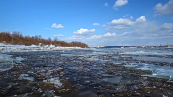 Політ над весняною річкою — стокове відео