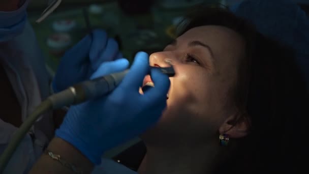 Cepillarse los dientes en una recepción en el dentista — Vídeo de stock