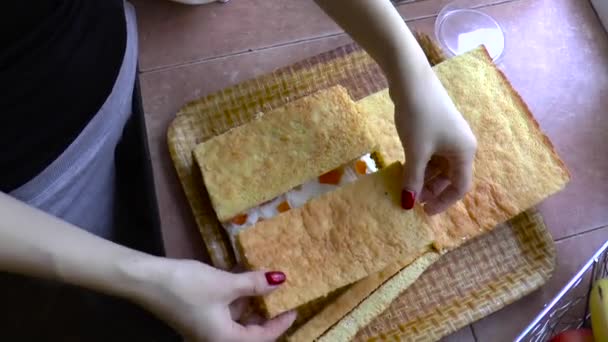 Cocinar pastel en casa — Vídeo de stock