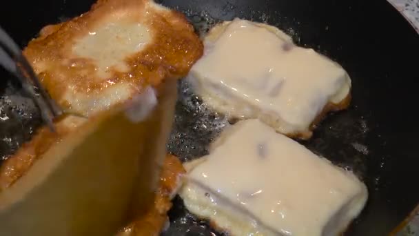 Poisson frit dans la pâte — Video