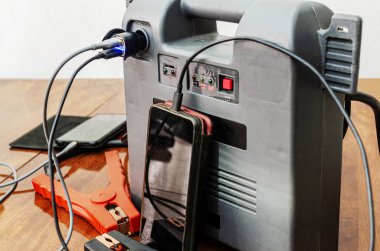 Güç kablosu olarak kullanılan çok yönlü taşınabilir bir batarya paketi. Elektrik kesintisi veya açık hava yolculuğu sırasında USB portları üzerinden birkaç cep telefonunu şarj etmek için kullanılıyor..