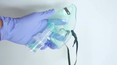 Nebulizer maskesi beyaz arkaplanda izole edildi. Nebulizör maskesi sıvı ilacı buhara dönüştürmek için kullanılan bir maskedir. Böylece hastanın soluması kolaylaşır.