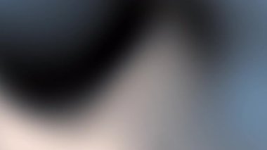 Arkaplan, web tasarımı ve dijital sanat projeleri için ideal olan bu bulanık gradyan siyah, beyaz ve mavi renklere sahiptir..