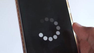 Sistem hatası, yavaş yükleme, insan eliyle cep telefonu ekranında kablosuz internet bağlantısı yok. Cep telefonunda sinyal yok. Sistem yazılım güncelleme ve yükleme süreci.