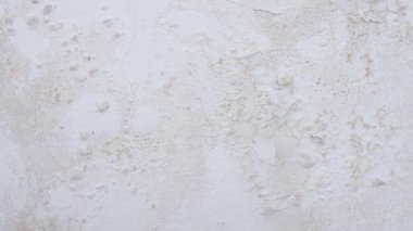 Beton duvarda soyuluyor, çatlıyor ve dökülüyor.