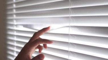 Venedik körlüğünden bakan meraklı bir adam