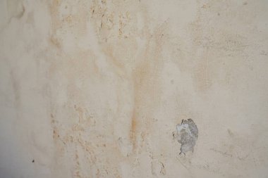 Beton duvarda soyuluyor, çatlıyor ve dökülüyor.