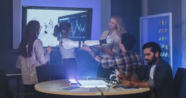 Çeşitli mühendisler ve tasarımcılar yüksek teknoloji yenilik laboratuvarında robotik protez kolun geliştirilmesi konusunda işbirliği yaparlar. Takım çalışması, teknolojik yaratıcılık, insan odaklı ürün tasarımı