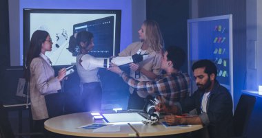 Çeşitli mühendisler ve tasarımcılar yüksek teknoloji yenilik laboratuvarında robotik protez kolun geliştirilmesi konusunda işbirliği yaparlar. Takım çalışması, teknolojik yaratıcılık, insan odaklı ürün tasarımı