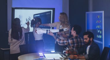 Çeşitli mühendisler ve tasarımcılar yüksek teknoloji yenilik laboratuvarında robotik protez kolun geliştirilmesi konusunda işbirliği yaparlar. Takım çalışması, teknolojik yaratıcılık, insan odaklı ürün tasarımı