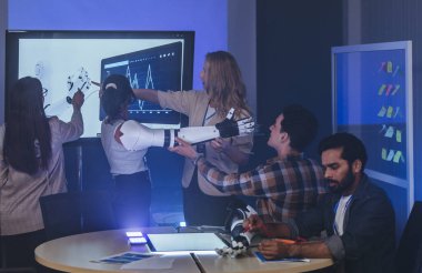 Çeşitli mühendisler ve tasarımcılar yüksek teknoloji yenilik laboratuvarında robotik protez kolun geliştirilmesi konusunda işbirliği yaparlar. Takım çalışması, teknolojik yaratıcılık, insan odaklı ürün tasarımı