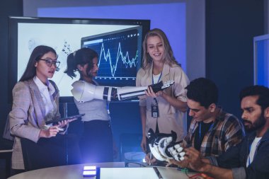 Çeşitli mühendisler ve tasarımcılar yüksek teknoloji yenilik laboratuvarında robotik protez kolun geliştirilmesi konusunda işbirliği yaparlar. Takım çalışması, teknolojik yaratıcılık, insan odaklı ürün tasarımı