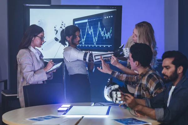 Çeşitli mühendisler ve tasarımcılar yüksek teknoloji yenilik laboratuvarında robotik protez kolun geliştirilmesi konusunda işbirliği yaparlar. Takım çalışması, teknolojik yaratıcılık, insan odaklı ürün tasarımı