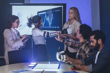 Çeşitli mühendisler ve tasarımcılar yüksek teknoloji yenilik laboratuvarında robotik protez kolun geliştirilmesi konusunda işbirliği yaparlar. Takım çalışması, teknolojik yaratıcılık, insan odaklı ürün tasarımı