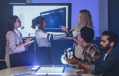 Çeşitli mühendisler ve tasarımcılar yüksek teknoloji yenilik laboratuvarında robotik protez kolun geliştirilmesi konusunda işbirliği yaparlar. Takım çalışması, teknolojik yaratıcılık, insan odaklı ürün tasarımı