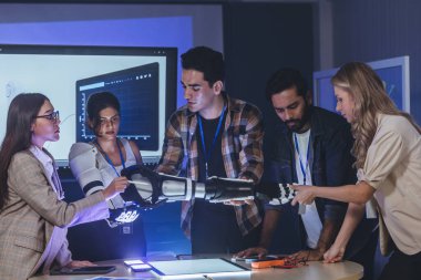 Çeşitli mühendisler ve tasarımcılar yüksek teknoloji yenilik laboratuvarında robotik protez kolun geliştirilmesi konusunda işbirliği yaparlar. Takım çalışması, teknolojik yaratıcılık, insan odaklı ürün tasarımı