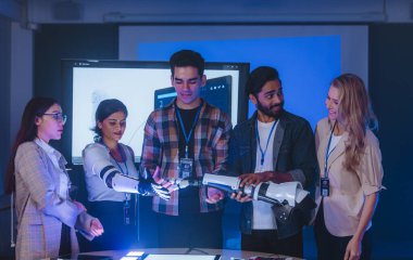 Çeşitli mühendisler ve tasarımcılar yüksek teknoloji yenilik laboratuvarında robotik protez kolun geliştirilmesi konusunda işbirliği yaparlar. Takım çalışması, teknolojik yaratıcılık, insan odaklı ürün tasarımı