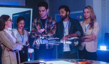 Çeşitli mühendisler ve tasarımcılar yüksek teknoloji yenilik laboratuvarında robotik protez kolun geliştirilmesi konusunda işbirliği yaparlar. Takım çalışması, teknolojik yaratıcılık, insan odaklı ürün tasarımı