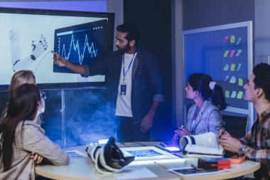 Çeşitli mühendisler ve tasarımcılar yüksek teknoloji yenilik laboratuvarında robotik protez kolun geliştirilmesi konusunda işbirliği yaparlar. Takım çalışması, teknolojik yaratıcılık, insan odaklı ürün tasarımı