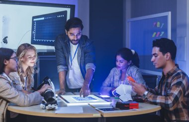 Çeşitli mühendisler ve tasarımcılar yüksek teknoloji yenilik laboratuvarında robotik protez kolun geliştirilmesi konusunda işbirliği yaparlar. Takım çalışması, teknolojik yaratıcılık, insan odaklı ürün tasarımı