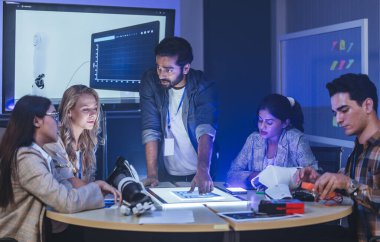 Çeşitli mühendisler ve tasarımcılar yüksek teknoloji yenilik laboratuvarında robotik protez kolun geliştirilmesi konusunda işbirliği yaparlar. Takım çalışması, teknolojik yaratıcılık, insan odaklı ürün tasarımı