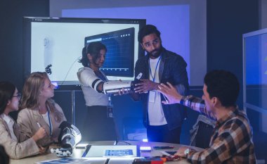 Çeşitli mühendisler ve tasarımcılar yüksek teknoloji yenilik laboratuvarında robotik protez kolun geliştirilmesi konusunda işbirliği yaparlar. Takım çalışması, teknolojik yaratıcılık, insan odaklı ürün tasarımı