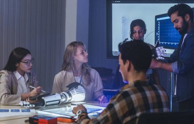 Çeşitli mühendisler ve tasarımcılar yüksek teknoloji yenilik laboratuvarında robotik protez kolun geliştirilmesi konusunda işbirliği yaparlar. Takım çalışması, teknolojik yaratıcılık, insan odaklı ürün tasarımı