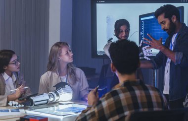 Çeşitli mühendisler ve tasarımcılar yüksek teknoloji yenilik laboratuvarında robotik protez kolun geliştirilmesi konusunda işbirliği yaparlar. Takım çalışması, teknolojik yaratıcılık, insan odaklı ürün tasarımı