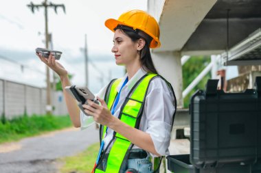 Kadın mühendis, pompalama sistemi ve çevreleyen altyapı üzerinde insansız hava aracı araştırması yapıyor. Mühendislik teftişinde modern teknolojinin kullanımı, bakım, akıllı altyapı geliştirme