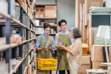 Anne ve sahibi çocuklarını aile işletmeleri deposunda yetiştiriyor. Malzeme seçimi, ürün kalitesi, üretim verimliliğini ve çevre dostu faaliyetleri artırmak için sürdürülebilir geri dönüşüm uygulamaları