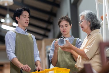 Anne ve sahibi çocuklarını aile işletmeleri deposunda yetiştiriyor. Malzeme seçimi, ürün kalitesi, üretim verimliliğini ve çevre dostu faaliyetleri artırmak için sürdürülebilir geri dönüşüm uygulamaları