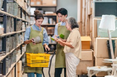 Anne ve sahibi çocuklarını aile işletmeleri deposunda yetiştiriyor. Malzeme seçimi, ürün kalitesi, üretim verimliliğini ve çevre dostu faaliyetleri artırmak için sürdürülebilir geri dönüşüm uygulamaları