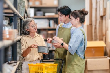 Anne ve sahibi çocuklarını aile işletmeleri deposunda yetiştiriyor. Malzeme seçimi, ürün kalitesi, üretim verimliliğini ve çevre dostu faaliyetleri artırmak için sürdürülebilir geri dönüşüm uygulamaları