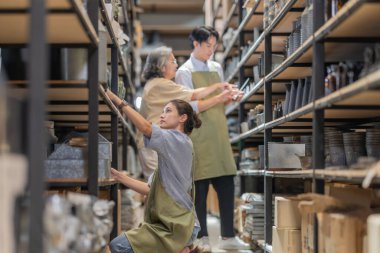 Anne ve sahibi çocuklarını aile işletmeleri deposunda yetiştiriyor. Malzeme seçimi, ürün kalitesi, üretim verimliliğini ve çevre dostu faaliyetleri artırmak için sürdürülebilir geri dönüşüm uygulamaları