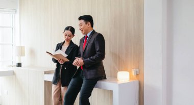 İki profesyonel odaklanmış bir beyin fırtınası oturumunda, planlama araçlarını kullanarak ve tartışarak şık, işbirlikçi bir ofis ortamında yeni fikirler geliştiriyorlar..