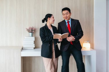 İki profesyonel odaklanmış bir beyin fırtınası oturumunda, planlama araçlarını kullanarak ve tartışarak şık, işbirlikçi bir ofis ortamında yeni fikirler geliştiriyorlar..