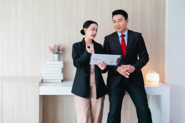 İki profesyonel odaklanmış bir beyin fırtınası oturumunda, planlama araçlarını kullanarak ve tartışarak şık, işbirlikçi bir ofis ortamında yeni fikirler geliştiriyorlar..