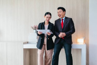 İki profesyonel odaklanmış bir beyin fırtınası oturumunda, planlama araçlarını kullanarak ve tartışarak şık, işbirlikçi bir ofis ortamında yeni fikirler geliştiriyorlar..