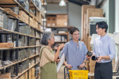Üst düzey bir Asyalı sahibi bir çifti aile tarafından işletilen seramik depoya yönlendirir ve perakende veya toptan alımlar için ürün tavsiyesi ve destek sunar..