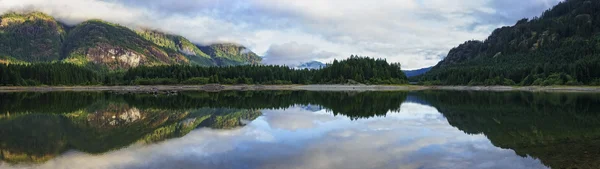 Buttleho Lake, Strathcona, ostrov Vancouver, Britská Kolumbie — Stock fotografie