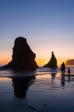 Bandon, Oregon günbatımında oynarken