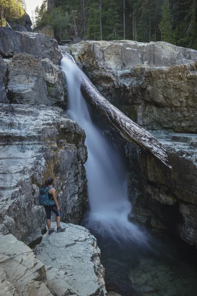 Caminhante Feminino, Lower Myra Falls, perto do Rio Campbell, Colúmbia Britânica — Fotografia de Stock