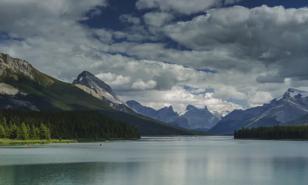 Maligne Lake, poblíž Jasper, Alberta, Kanada — Stock fotografie