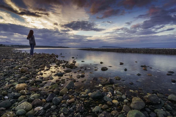十几岁的女孩在亚军海滩，不列颠哥伦比亚省 — 图库照片