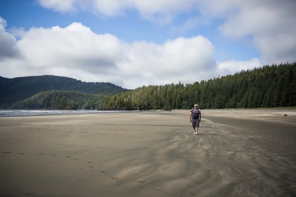 Man Walking Beach a San Josef Bay vicino a Port Hardy, BC — Foto Stock