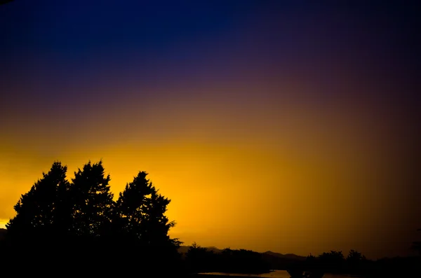 Pôr do sol as cores amarelo e azul vibrante — Fotografia de Stock