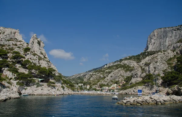 Marsilya, defne kayalar arasındaki dere