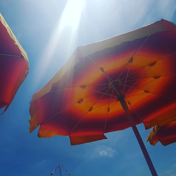 우산 햇빛의 반사 아래 해변에 — 스톡 사진