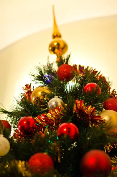 Kerstboom met gekleurde ballen — Stockfoto