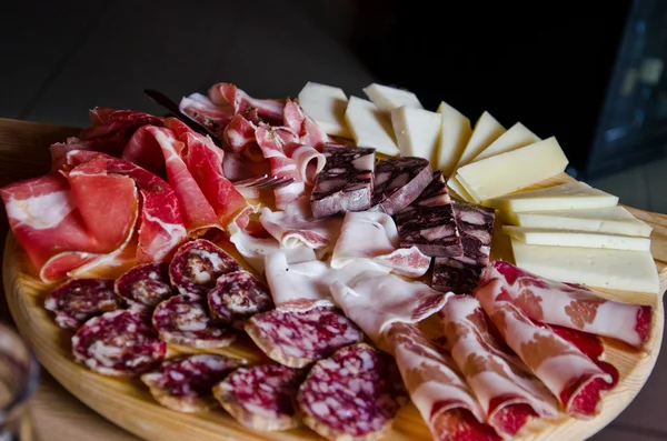 Plateau de charcuterie italienne — Photo